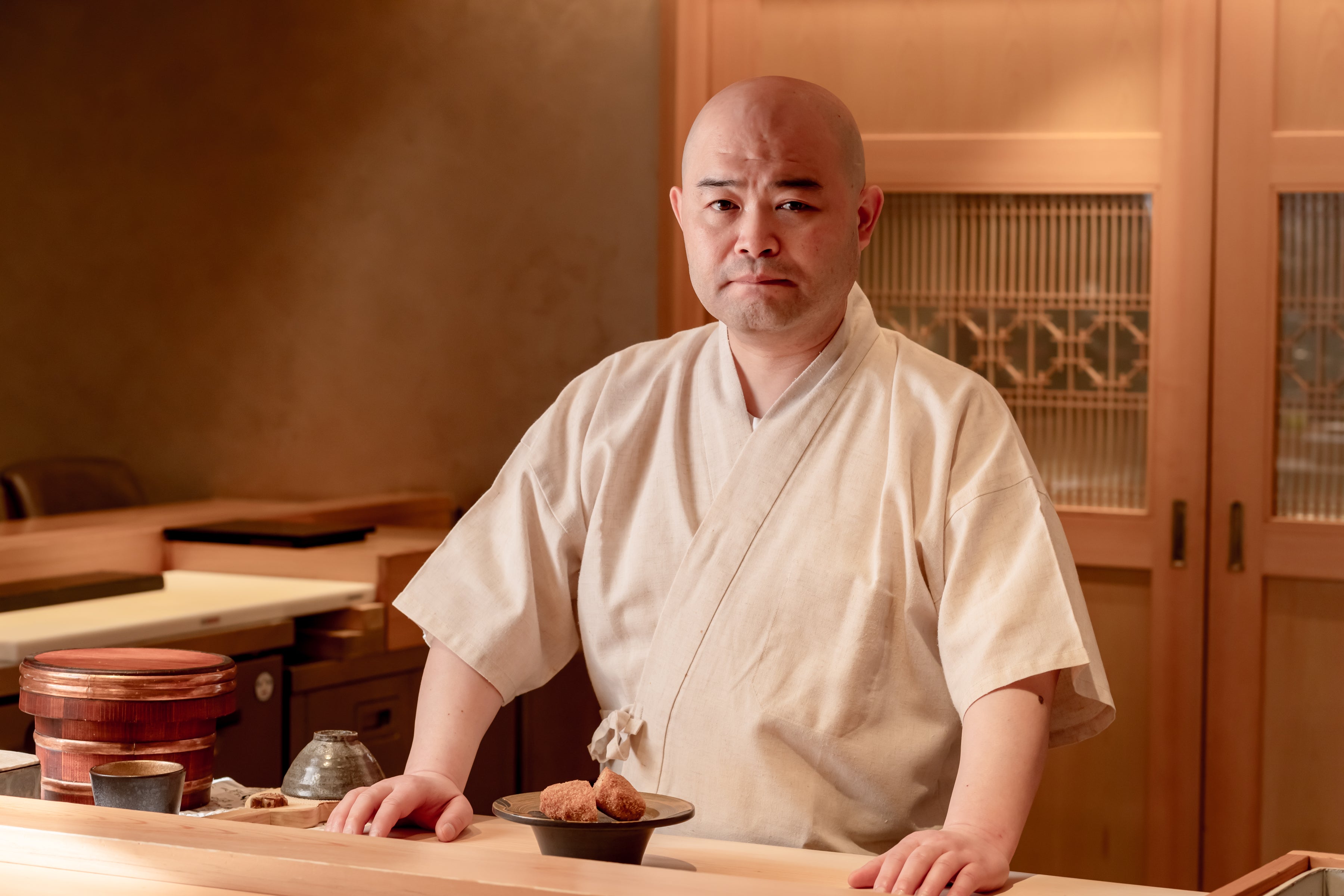 超一流鮨職人がつくる“究極のジューシーチキンカツ”——麻布十番〈鮓 ふじなが〉大将・藤永大介氏×本宮烏骨鶏で生まれた至極の逸品